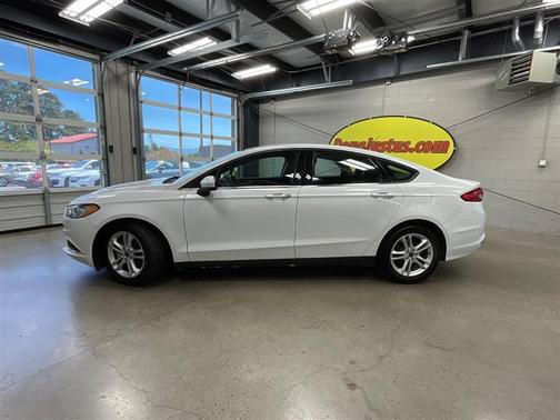 White 2018 Ford Fusion SE