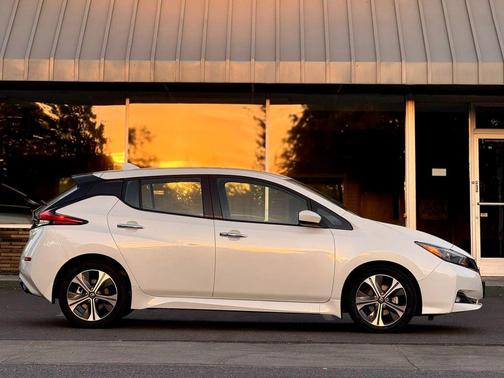 Pearl White 2022 Nissan Leaf SV 40 kWh