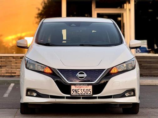 Pearl White 2022 Nissan Leaf SV 40 kWh