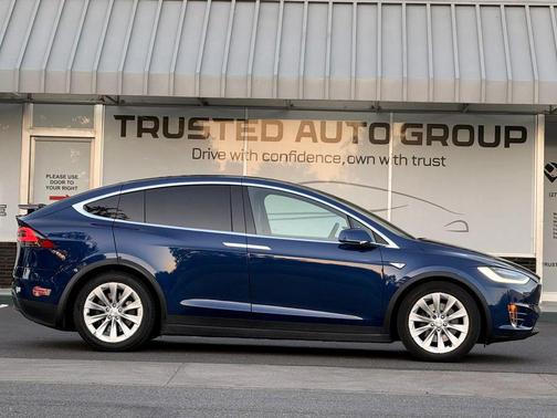 Deep Blue Metallic 2016 Tesla Model X 75D