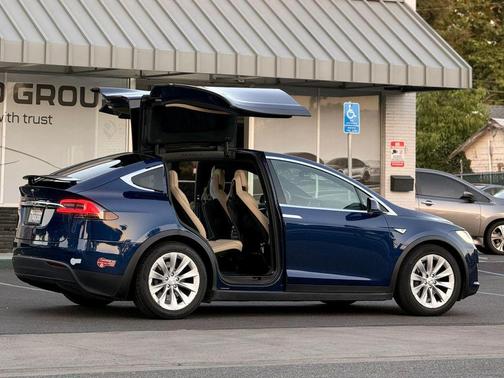 Deep Blue Metallic 2016 Tesla Model X 75D