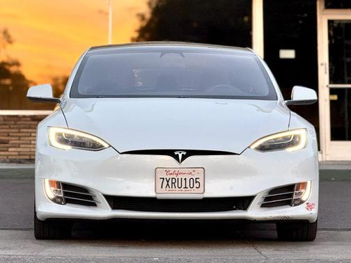 Pearl White Multi-Coat 2017 Tesla Model S 90D