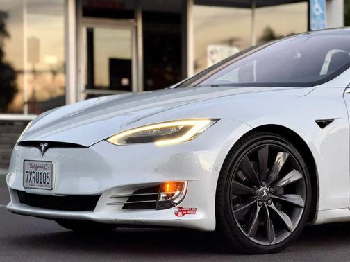 Pearl White Multi-Coat 2017 Tesla Model S 90D