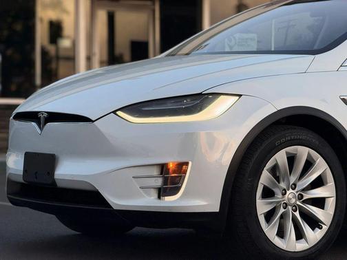 Pearl White Multi-Coat 2018 Tesla Model X 100D