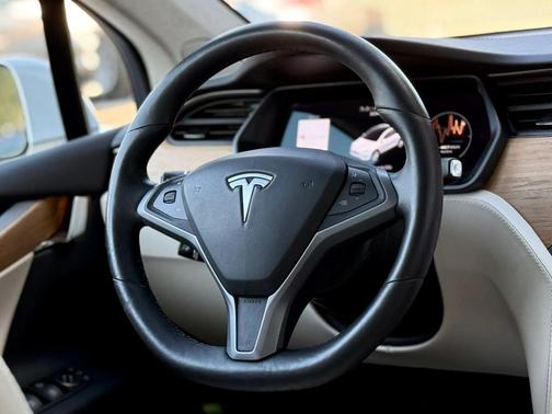 Pearl White Multi-Coat 2018 Tesla Model X 100D