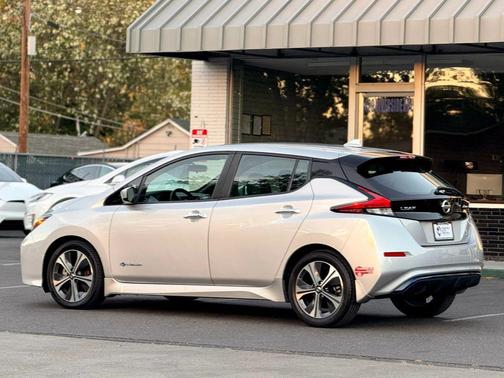 Brilliant Silver 2018 Nissan Leaf SV