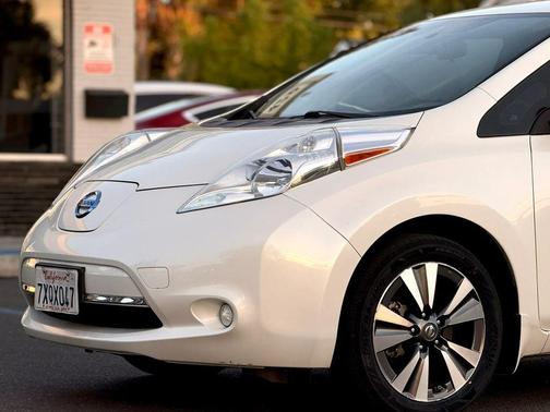 White 2017 Nissan Leaf SV