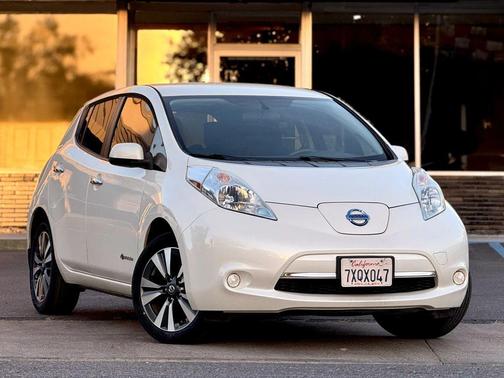 White 2017 Nissan Leaf SV