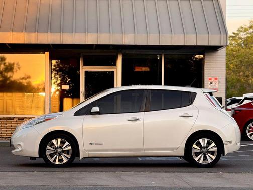White 2017 Nissan Leaf SV