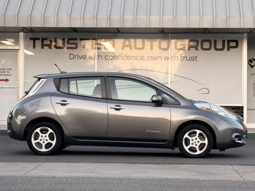 Grey 2014 Nissan Leaf SV
