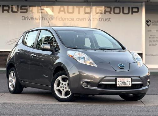Grey 2014 Nissan Leaf SV