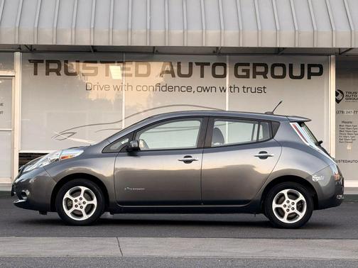 Grey 2014 Nissan Leaf SV