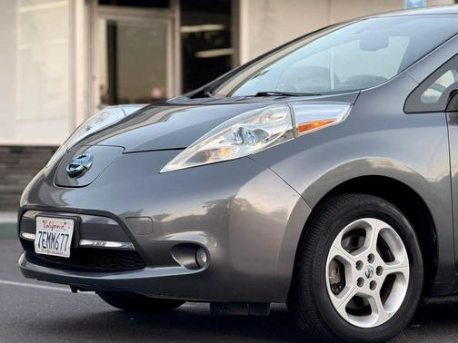 Grey 2014 Nissan Leaf SV