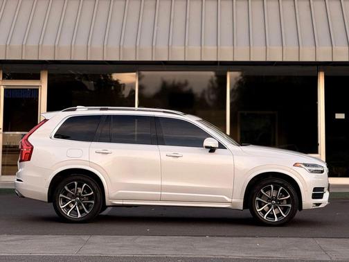 2016 Volvo XC90 T6 Momentum