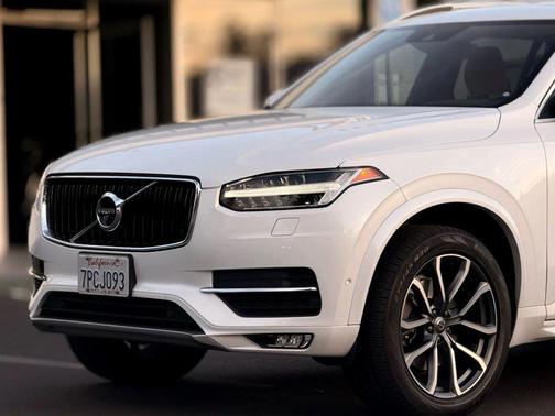 2016 Volvo XC90 T6 Momentum