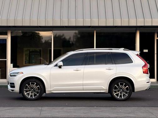 2016 Volvo XC90 T6 Momentum