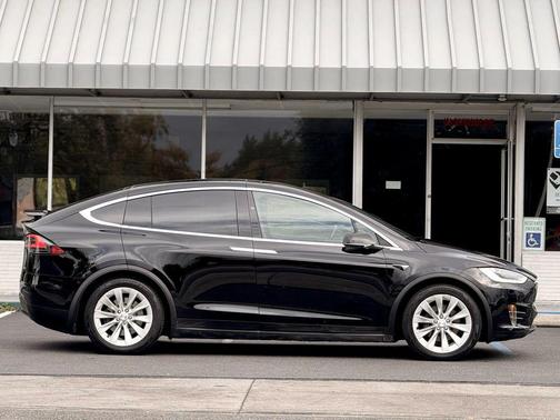 2018 Tesla Model X 75D Sport Utility 4D