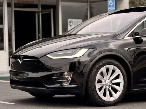2018 Tesla Model X 75D Sport Utility 4D