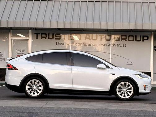 Pearl White Multi-Coat 2018 Tesla Model X 75D