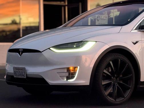 2018 Tesla Model X 75D Sport Utility 4D