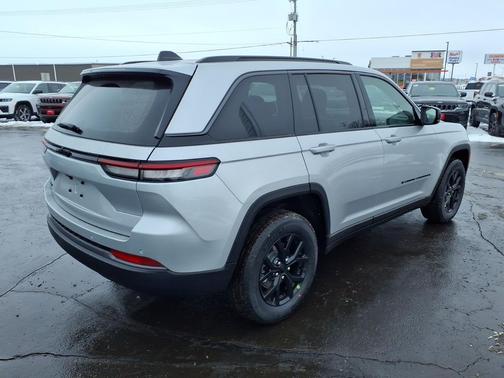 Silver Zynith 2026 Jeep Grand Cherokee Altitude