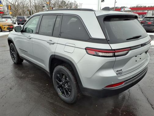 Silver Zynith 2026 Jeep Grand Cherokee Altitude