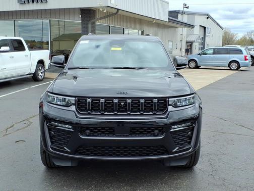 Diamond Black Crystal Pearlcoat 2026 Jeep Grand Cherokee Limited