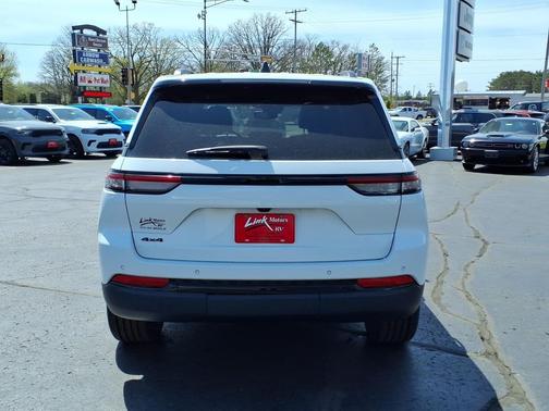 Bright White Clearcoat 2023 Jeep Grand Cherokee Altitude