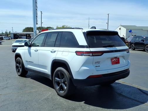 Bright White Clearcoat 2023 Jeep Grand Cherokee Altitude