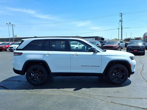 Bright White Clearcoat 2023 Jeep Grand Cherokee Altitude