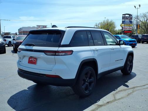 Bright White Clearcoat 2023 Jeep Grand Cherokee Altitude