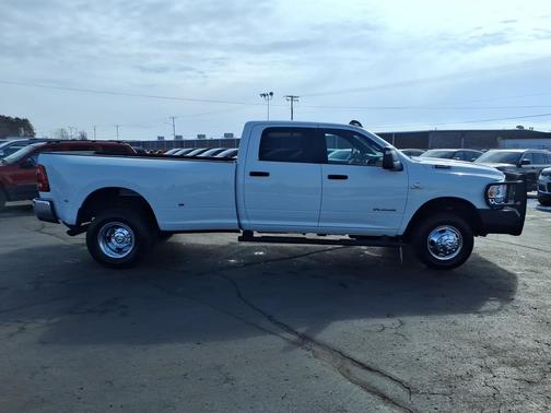 2024 RAM 3500 Big Horn Crew Cab 4x4 8' Box