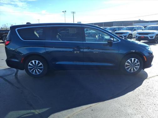 2024 Chrysler Pacifica Hybrid Select