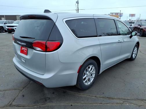 Silver Mist Clearcoat 2026 Chrysler Voyager LX