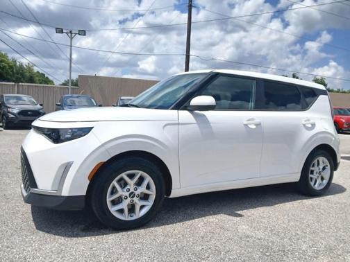 Snow White Pearl 2024 Kia Soul LX