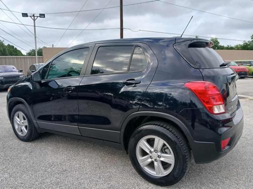 Mosaic Black Metallic 2022 Chevrolet Trax LS