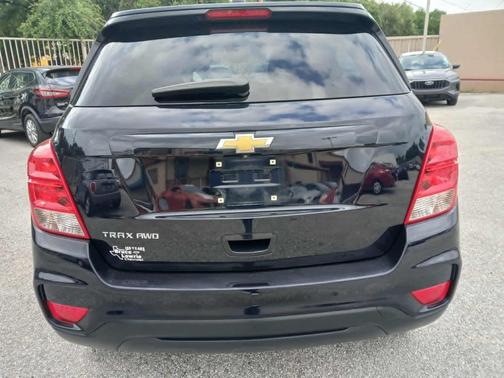 Mosaic Black Metallic 2022 Chevrolet Trax LS