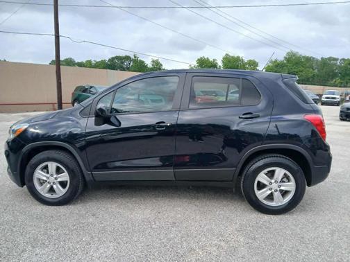 Mosaic Black Metallic 2022 Chevrolet Trax LS