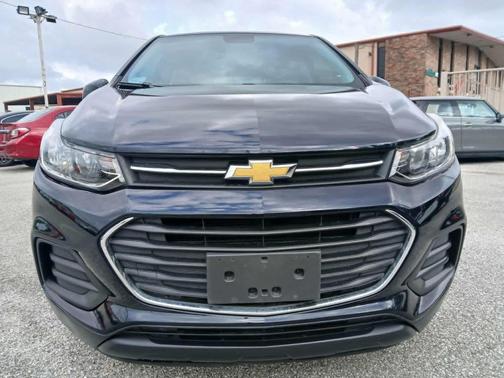 Mosaic Black Metallic 2022 Chevrolet Trax LS
