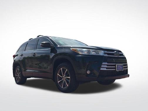 Midnight Black Metallic 2019 Toyota Highlander XLE