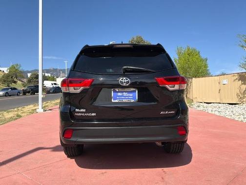 Midnight Black Metallic 2019 Toyota Highlander XLE
