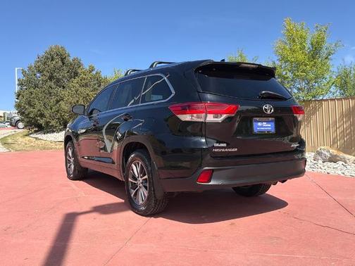 Midnight Black Metallic 2019 Toyota Highlander XLE