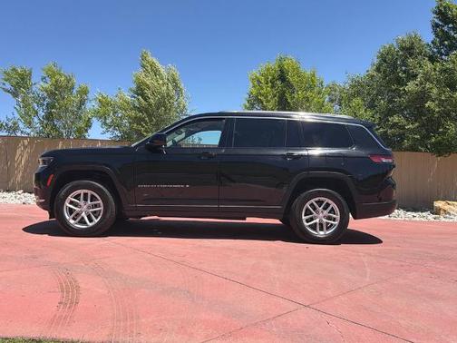 Diamond Black 2023 Jeep Grand Cherokee LAREDO