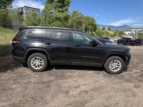 Diamond Black 2023 Jeep Grand Cherokee LAREDO