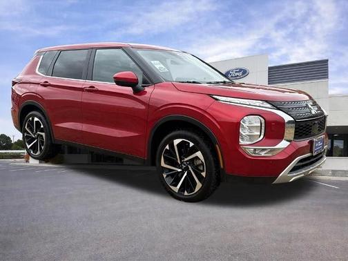 Red 2024 Mitsubishi Outlander SE