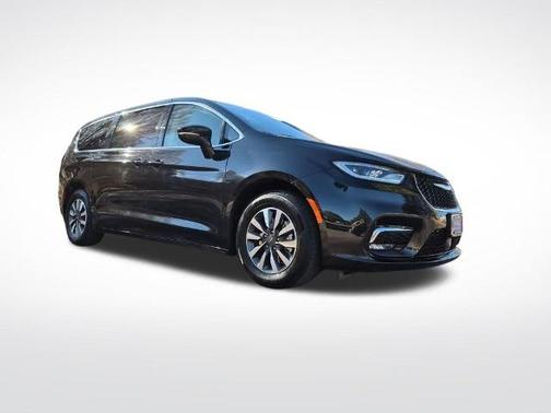 Brilliant Black Crystal Pearlcoat 2024 Chrysler Pacifica SELECT