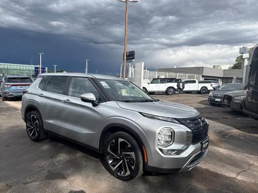 2023 Mitsubishi Outlander SE