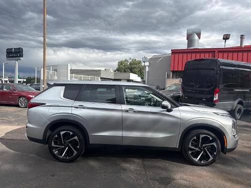 2023 Mitsubishi Outlander SE