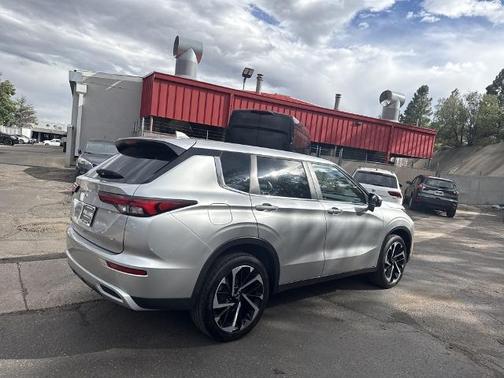 2023 Mitsubishi Outlander SE