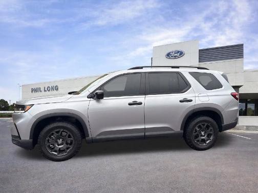 Silver 2025 Honda Pilot TRAILSPORT